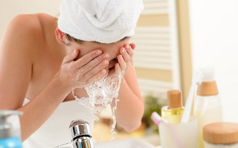 Vệ sinh da sạch sẽ để điều trị viêm nang lông hiệu quả