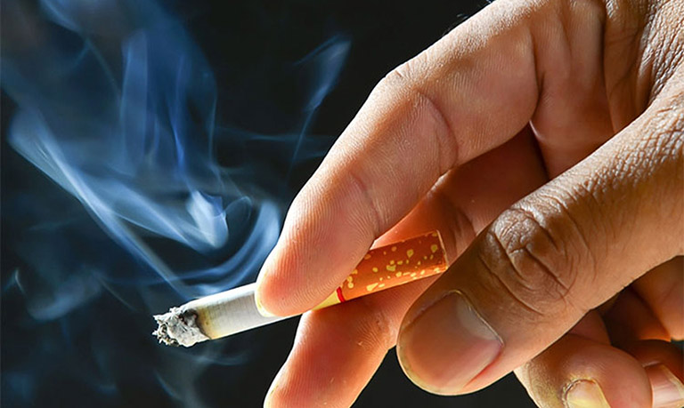 Khói thuốc lá là một trong những nguyên nhân gây viêm thanh quản