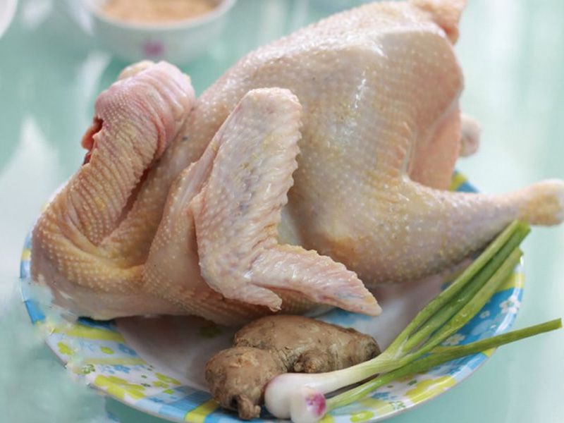 Người bệnh nên kiêng sử dụng thịt gà trong quá trình điều trị hắc lào