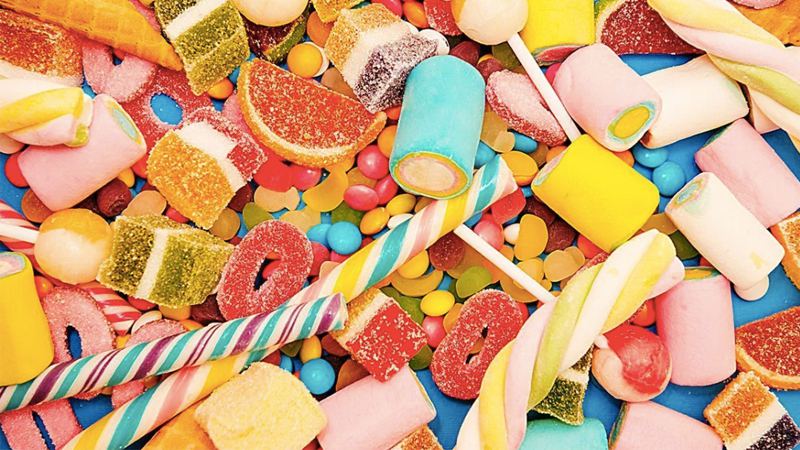 Với vấn đề "bị hắc lào kiêng gì", bánh kẹo ngọt là thực phẩm người bệnh cần chú ý