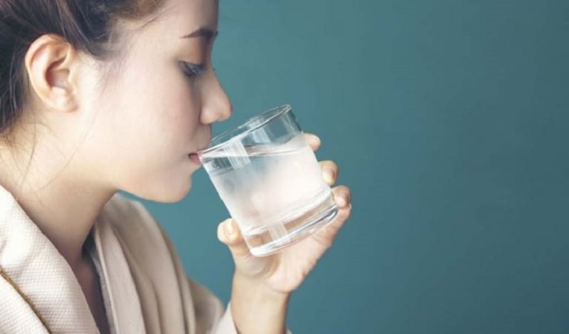 Việc uống nước giúp làm mát cổ họng, làm giảm đáng kể tình trạng viêm amidan