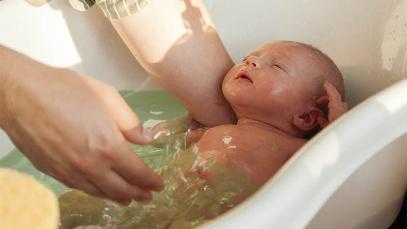 Ngoài ra có thể tắm lá chè xanh cho bé để cải thiện các triệu chứng khó chịu