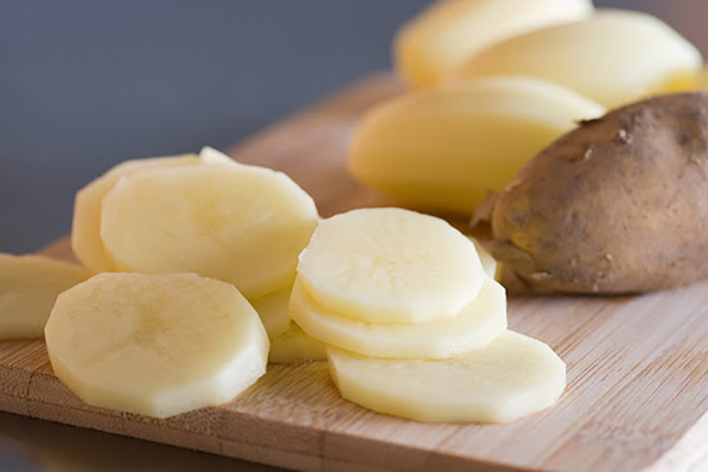 Dùng khoai tây thái là là cách chữa chàm đơn giản nhất