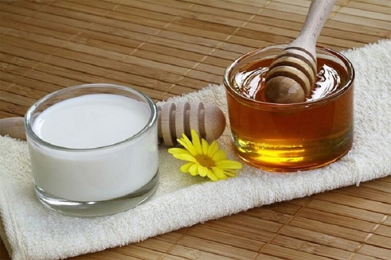 Mật ong cũng có thể kết hợp với sữa tươi để điều trị các triệu chứng viêm amidan