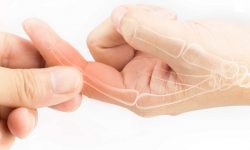 Cứng khớp ngón tay là một dấu hiệu của bệnh lý về xương khớp