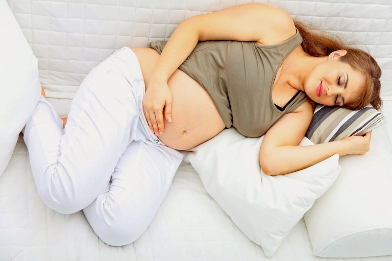 Khi mang thai, phụ nữ nên thay đổi tư thế ngủ thường xuyên để tránh chèn ép dây thần kinh gây đau