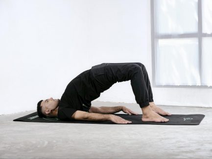 Bài tập yoga tư thế uốn cong nâng hông