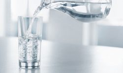 Uống đủ 2 đến 3 lít nước mỗi ngày để duy trì độ ẩm cho da