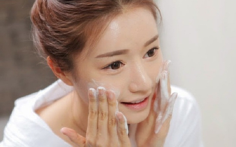 Rửa mặt là bước không thể thiếu trong cách chăm sóc da mặt bị nám