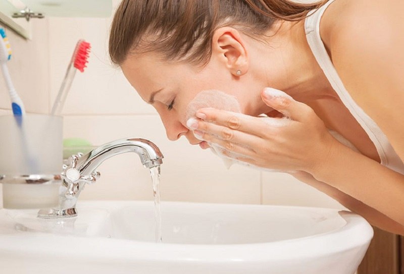 Dùng sữa rửa mặt mỗi ngày sẽ loại bỏ hoàn toàn các vi khuẩn gây mụn trên da