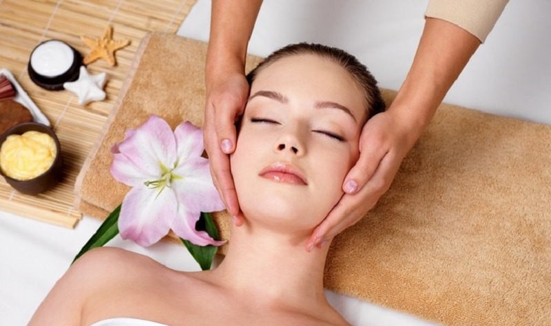 Thực hiện massage da mặt thường xuyên để đào thải độc tố dưới da