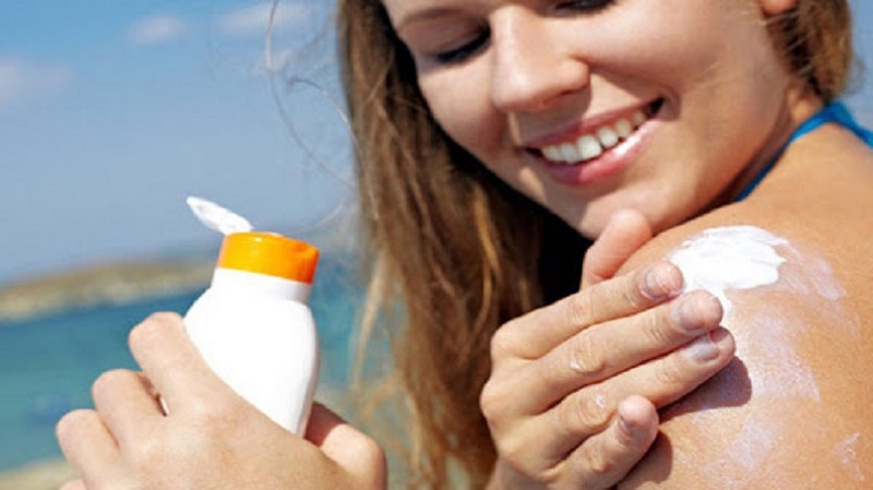 Khi ra ngoài dưới trời nắng to bạn cần chủ động biện pháp chống nắng bảo vệ da
