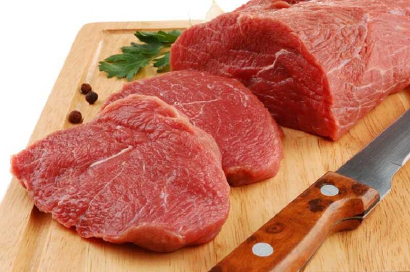Nổi mề đay ở lưng nên tránh ăn thịt bò để hạn chế nguy cơ triệu chứng bùng phát mạnh