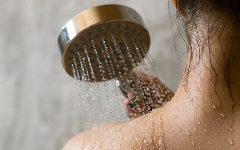 Mẹ sau sinh bị mề đay cần chú ý về nhiệt độ nước khi tắm