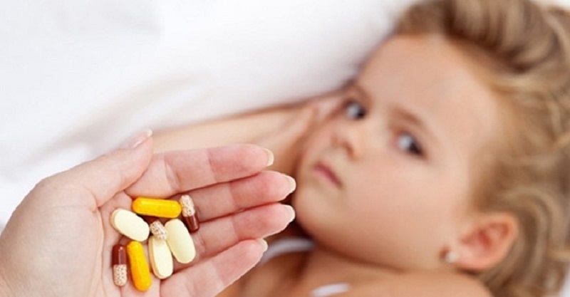 Điều trị mề đay bằng thuốc Tây cho bé có hiệu quả nhanh nhưng có thể để lại tác dụng phụ khác