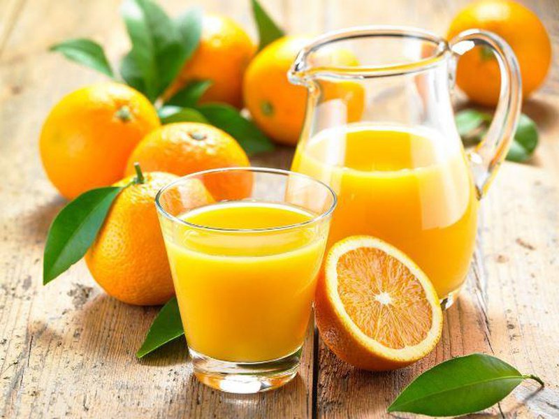 Nước cam, nước chanh có tác dụng hỗ trợ điều trị nám, tàn nhang rất tốt