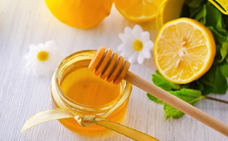 Kết hợp chanh với mật ong sẽ giúp da giảm vết tàn nhang