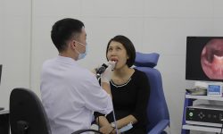 Cô Châu nội soi họng tại bệnh viện Tai Mũi Họng Quân dân 102
