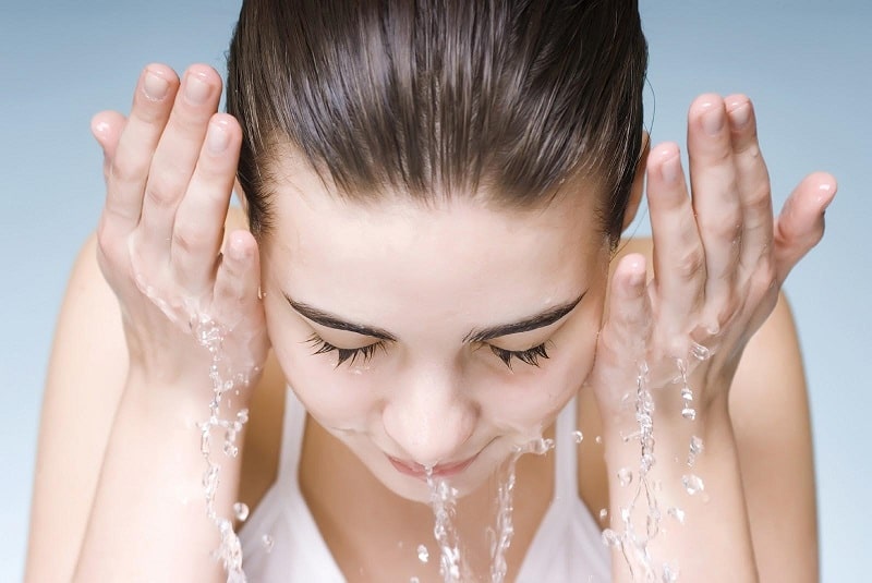 Vệ sinh da mặt sạch sẽ trước khi sử dụng kem trị mụn để có hiệu quả hơn