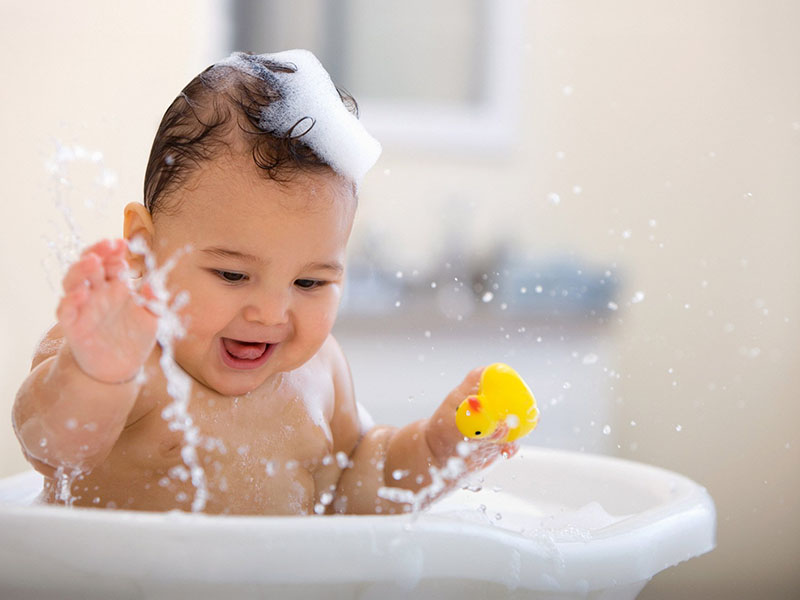 Nên tắm và vệ sinh cho trẻ bị mụn bằng nước ấm