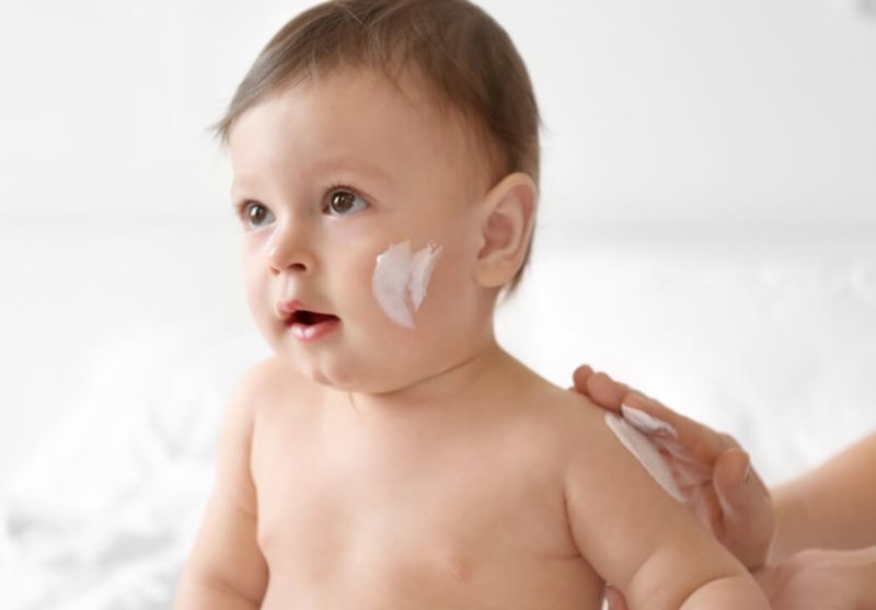 Mẹ nên chú ý lựa chọn các sản phẩm kem bôi dưỡng ẩm phù hợp để giảm triệu chứng trẻ bị nổi mẩn đỏ xung quanh miệng