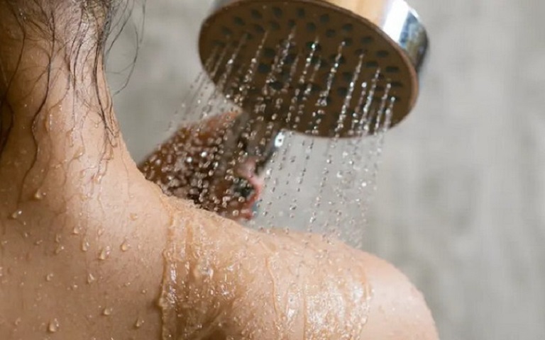 Tắm nước mát giúp giảm triệu chứng dị ứng, mề đay