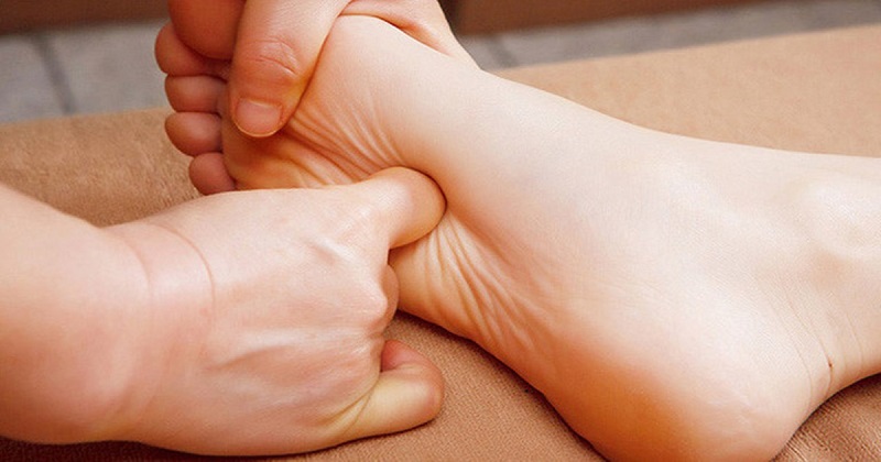 Lòng bàn chân có nhiều huyệt để bấm chữa liệt dương