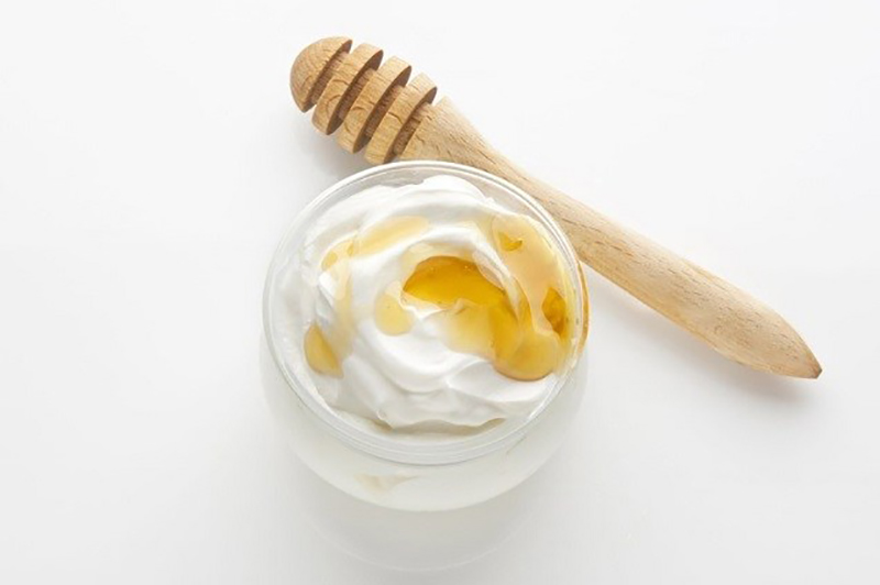 Mật ong khi kết hợp với sữa chua giúp tăng hiệu quả giảm sạm da