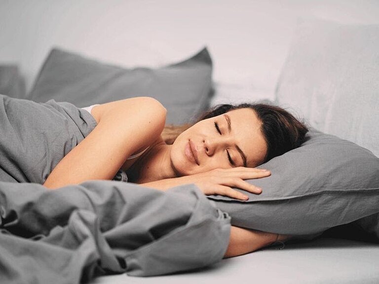 Rèn thói quen ngủ đúng giờ và đủ giấc sẽ giúp bạn chữa mất ngủ hiệu quả