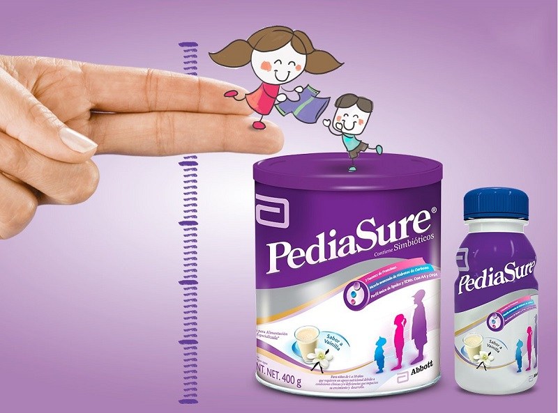 Mẹ cho bé uống sữa Abbott PediaSure để cải thiện chiều cao