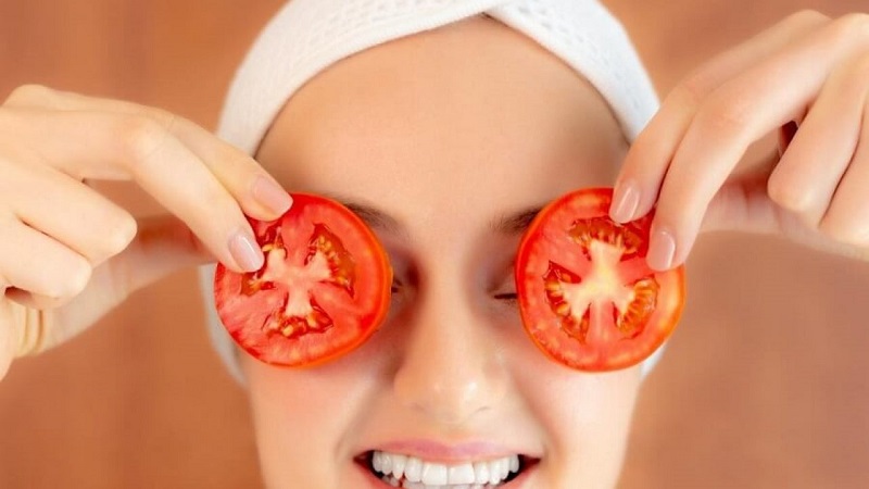 Có thể dùng cà chua tươi hoặc cà chua xay nhuyễn để đắp mặt, trị mụn bọc