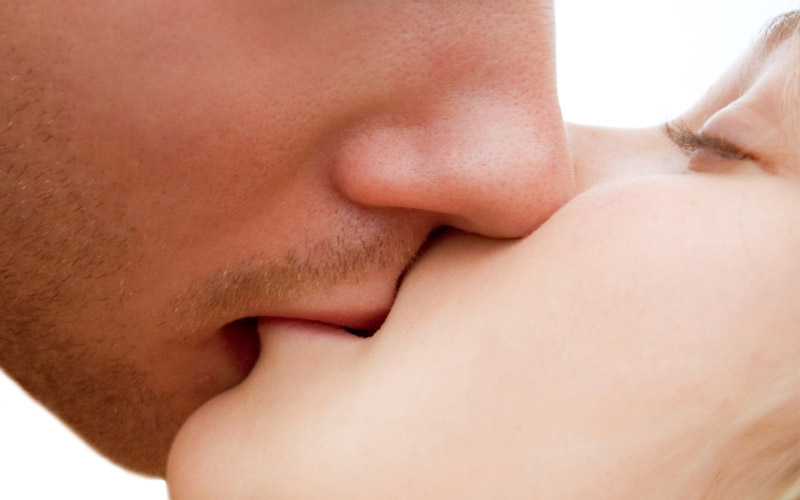 Các bạn nữ có thể nhận ra ham muốn của bạn trai qua hành động cử chỉ khi ôm, hôn
