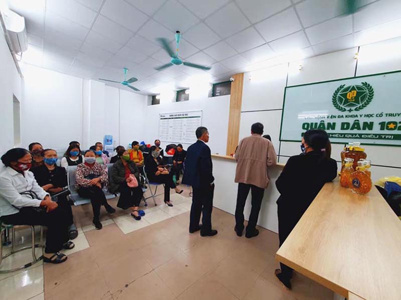 Người dân đến khám bệnh tại Tổ hợp Y tế Cổ truyền Biện Chứng Quân Dân 102