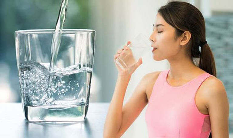 Người bệnh nên uống đủ nước mỗi ngày
