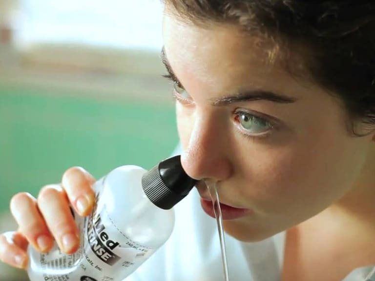 Cách rửa mũi bằng nước muối sinh lý