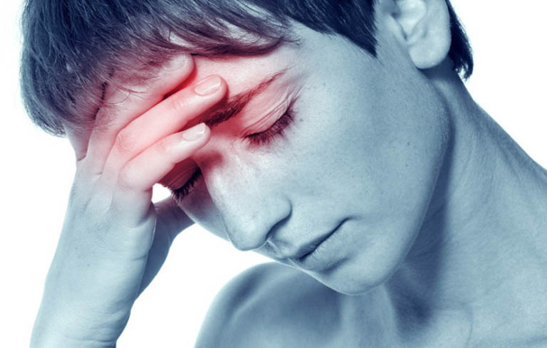 Nhức đầu viêm xoang là một trong những triệu chứng điển hình của bệnh